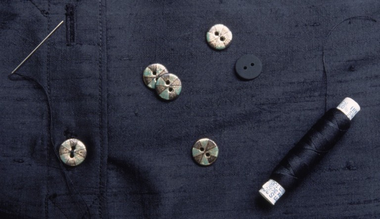 Come si attaccano i bottoni alla camicia e pantalone - Moda uomo